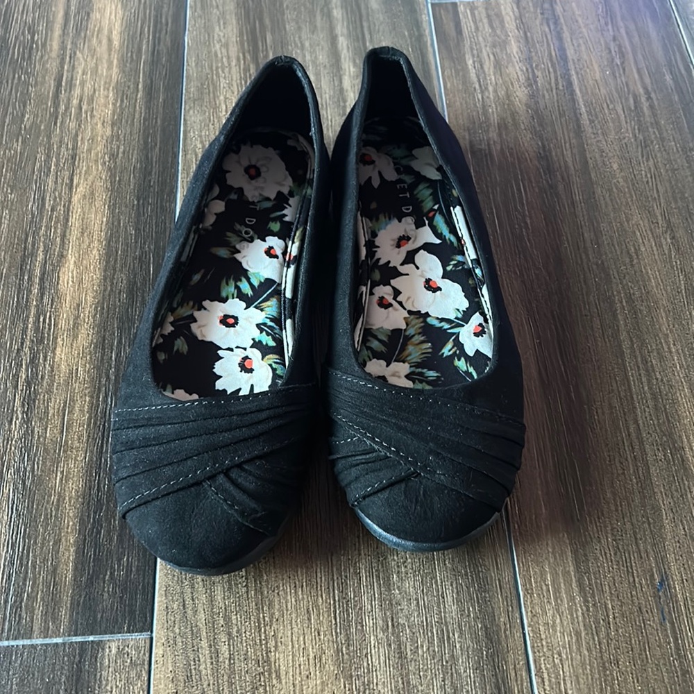 Women’s black flats. Size 7.